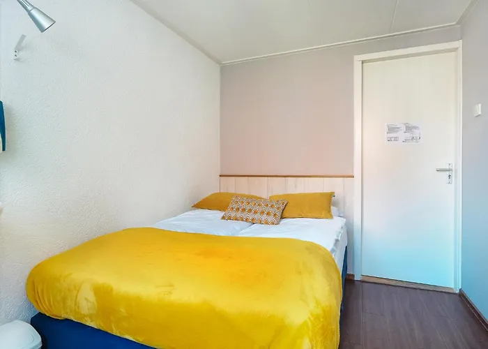 Ouddorp Connection Guesthouse 2*