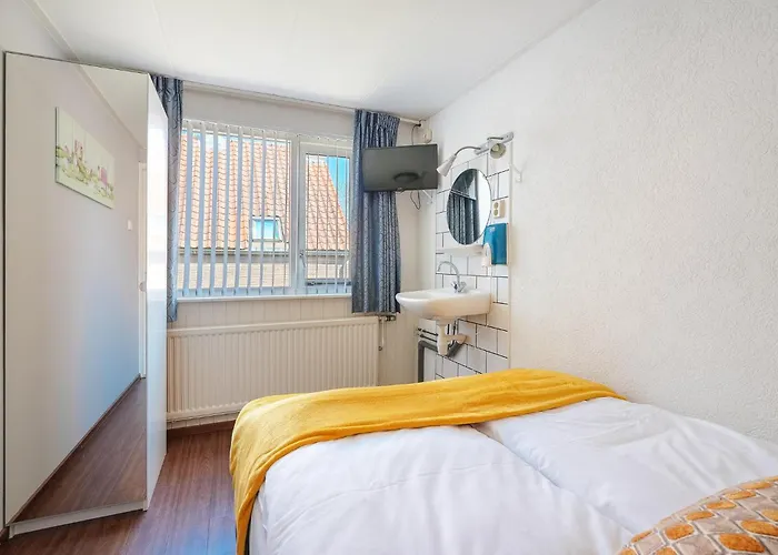 Ouddorp Connection Guesthouse 2*