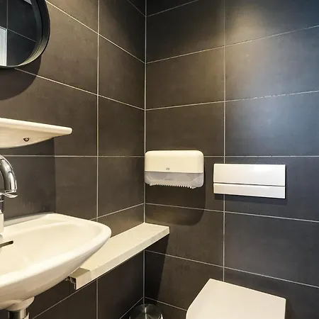 Ouddorp Connection Guesthouse מלון 2*